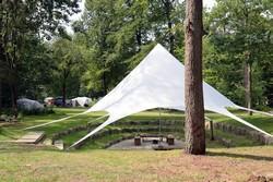 camping met recreatie in het bos
